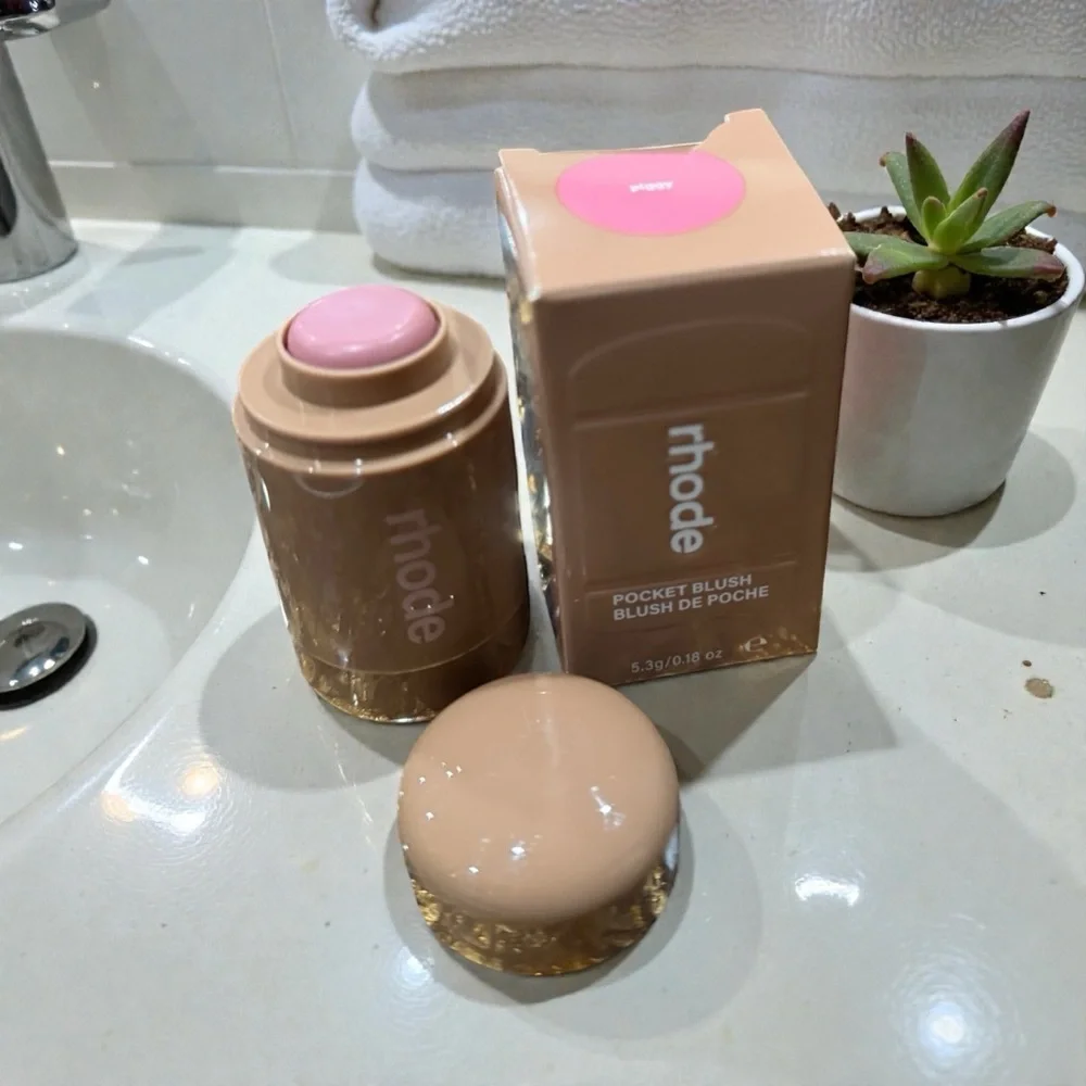 Rhode Beauty blush - Picture 5 of 7